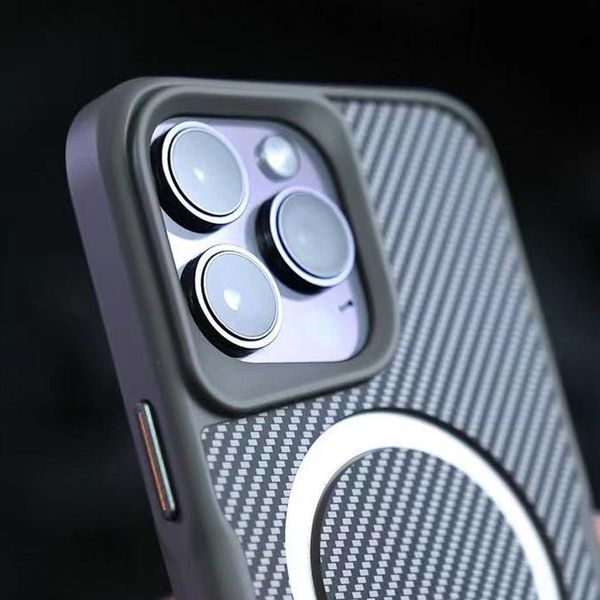 TPU+PC чехол Metal Buttons with MagSafe Carbon Ring для Apple iPhone 15 Pro (6.1") Grey 777-08080 фото